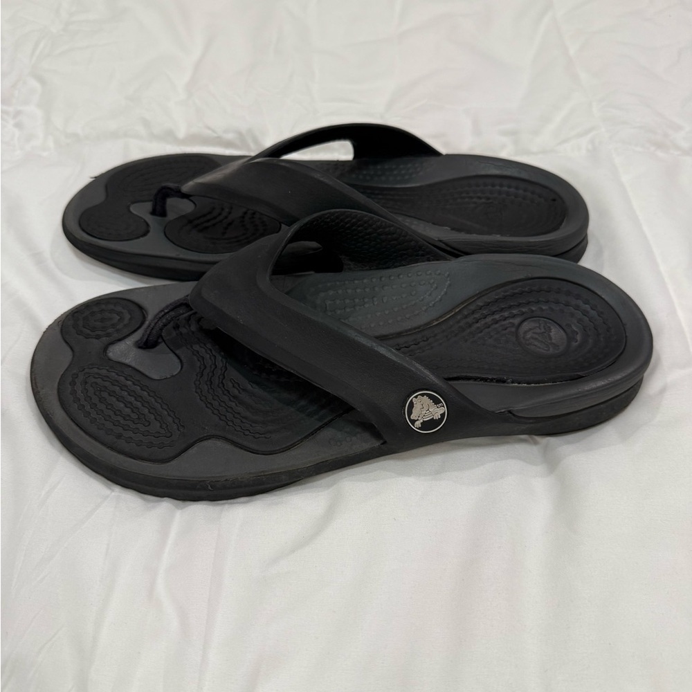 **CROCS Men's M8 / Women's W10 Black Flip Flops – Comfortable & Lightweight**